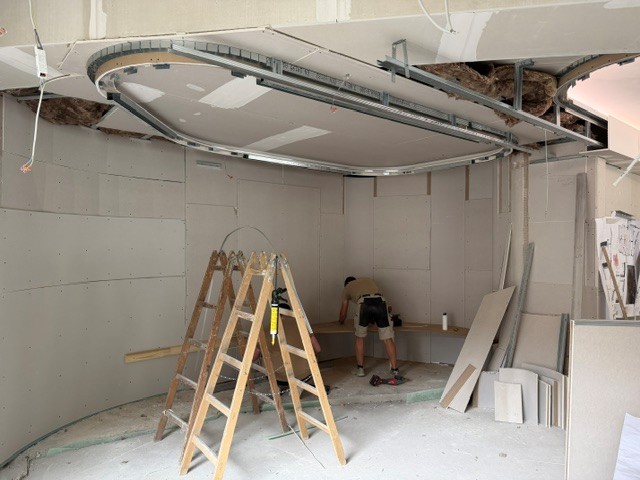 Trockenbau-Baustelle mit gebogener Deckenunterkonstruktion