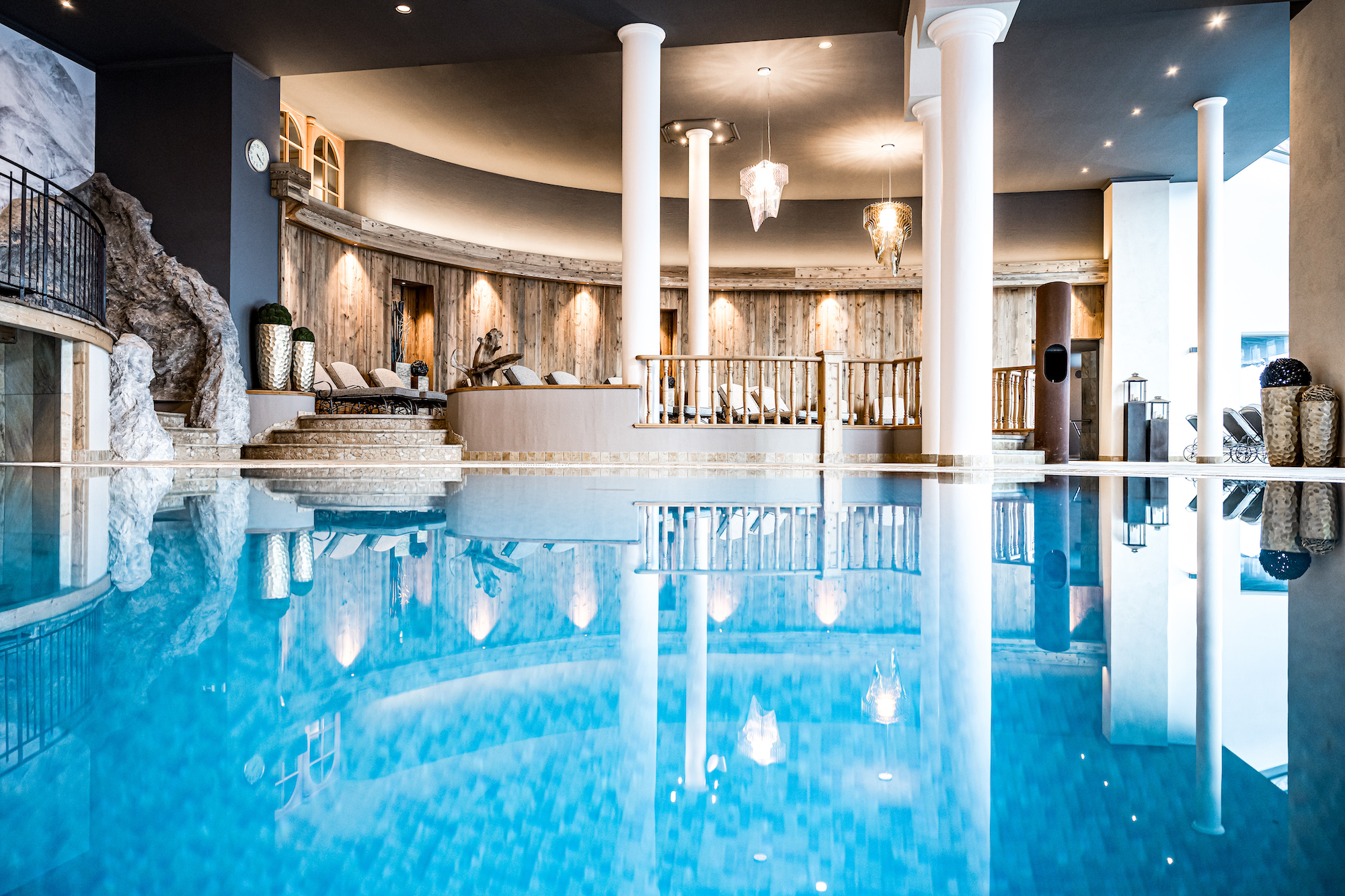 Poolbereich mit hochwertigem Trockenbau und Innenausbau